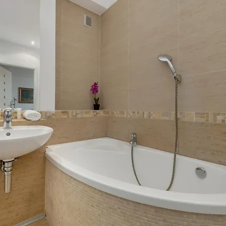 Apartment Spacious In The Center Of By Renters Lodz
