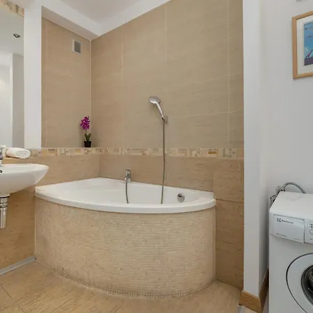 Spacious In The Center Of By Renters