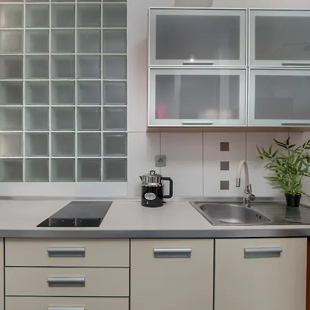 Spacious In The Center Of By Renters Apartment