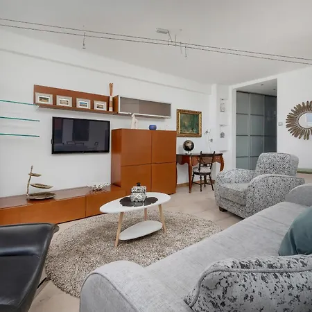 Apartment Spacious In The Center Of By Renters *