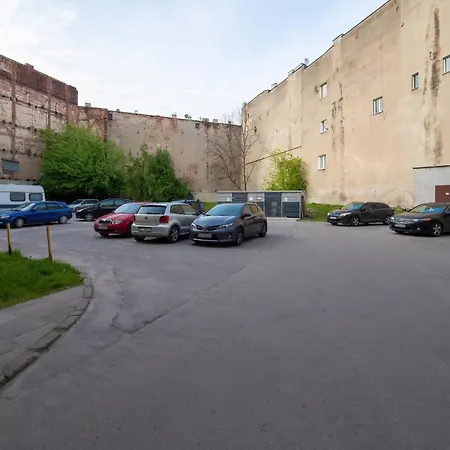 Spacious In The Center Of By Renters Apartment *