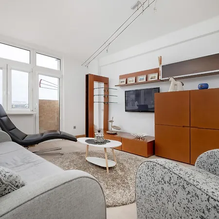 Spacious In The Center Of By Renters Apartment *